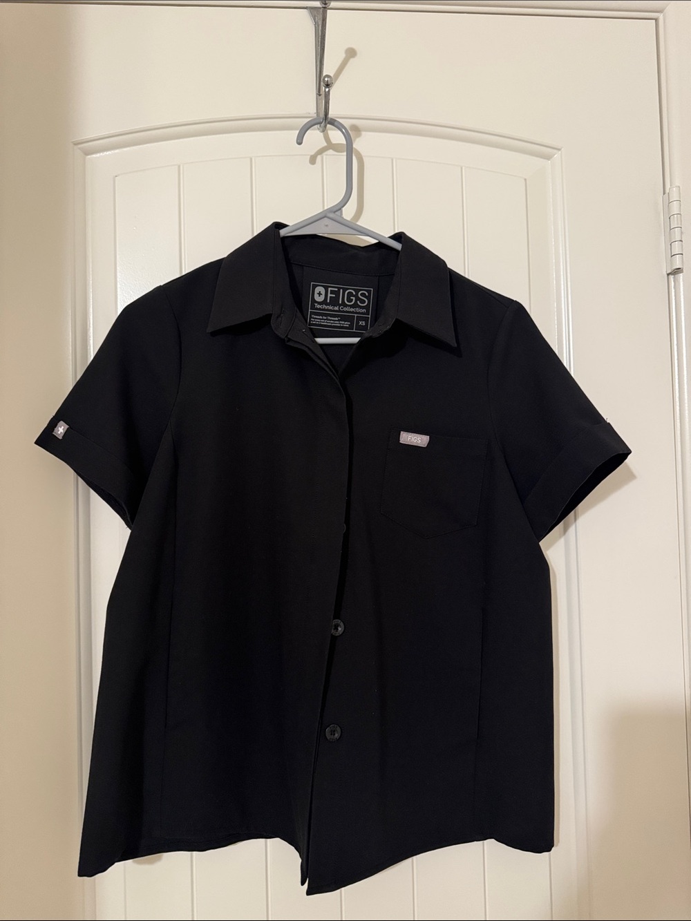 FIGS Womens scrub top Black Short-Sleeve Button-Down Work Shirt